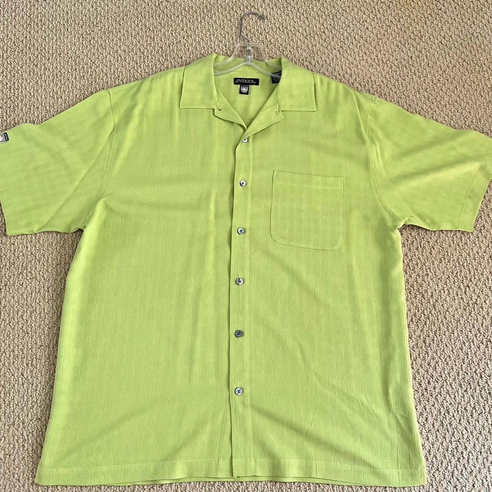 Antigua Men’s Large button down short sleeve shirt 100% silk